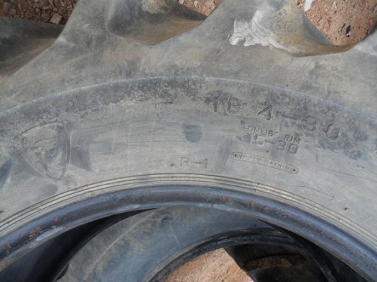 ขายแล้ว ขอบคุณพี่มาลัย มากครับ ยางหลังรถไถถอด\% 18.4-30 ไฟร์สโตน ยางสวยดอกสูงๆ คู่ละ26,000บาท.