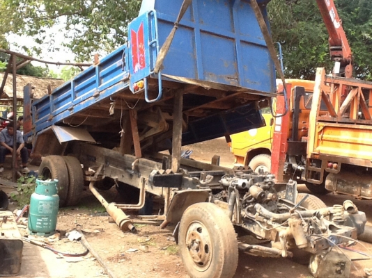 ขายครับ กระบะดั้ม NKR ยาว4เมตร กว้าง1.90เมตร กระบอกดั้ม4ตันพร้อมอุปกรณ์ต่อชุดปั่นเกียร์ฝากสำหลับนักปั้นครับขายที่65000