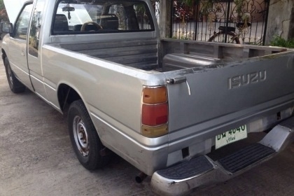 ISUZU TFR มังกรทอง SPACECAB SL 2.5 MT ปี 35 กระบะสแตนเลสอย่างสวย เครื่องแน่นแรงดี ภายในเก๋งคอนโซลสวยครบ พวงมาลัยธรรมดา ช่วงล่างคัชซีสวยไม่ผุ ยางเต็มดีทั้ง 4 เส้นประมาณ 80\% พร้อมใช้งาน เอกสารทะเบียนครบพร้อมโอน ราคาต่อรองได้ครับ