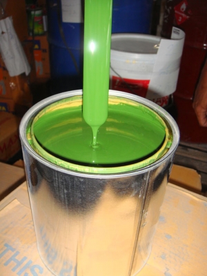 สีเคลือบเงาแห้งเร็ว สีเขียว (สีน้ำมัน ทาไม้ ทาเหล็ก) กลละ 150บาท  (3.5 ลิตร) มี10กล ส่งขนส่งเอกชนทั่วไทย 1 กลก็ส่งได้นะครับค่าขนส่งเขาคิดเป็นกล่อง 1กล่อง4กล