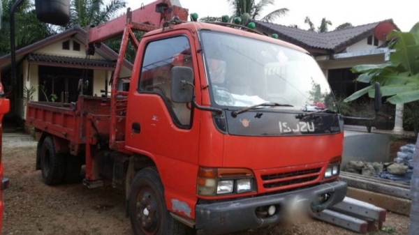รถอีซูซุ 6 ล้อ NPR 120 แรงม้า.  ติดเครน 2.50 ตัน. ปี 42  สนใจติดต่อ 081 - 6079515