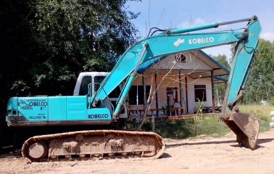 KOBELCO MARK III SK-200 เครื่องเดิมปั๊มเดิมทำงานเร็วไม่โหลด ภายในเก๋งสะอาดคอนโทรลง่ายพร้อมใช้งาน ภายนอกบูมอาร์มสวย ช่วงล่างเอวแน่นดี โรลเลอร์โซ่บูทใบแทรกสภาพดีประมาณ 70\% พร้อมทำงานได้เลย เอกสารทะเบียนครบพร้อม ราคาต่อรองได้ครับ