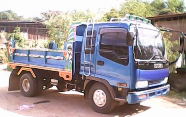 ISUZU DECA 195 HP 6HE1 หกล้อดั๊มพ์ กระบะดั๊มพ์เหล็ก 6 ตันความยาว 3.60 เมตรสภาพอย่างสวย เครื่องแน่นแรงดีไม่มีเยิ้ม ภายในเก๋งคอนโซลสวยครบพร้อม แอร์ พวงมาลัยเพาเวอร์ ช่วงล่างคัชซีสวยไม่มีดาม ยาง 8.25 ขอบ 16 สภาพดี 70\% พร้อมบรรทุกพร้อมใช้งาน เอกสารทะเบียนครบพ