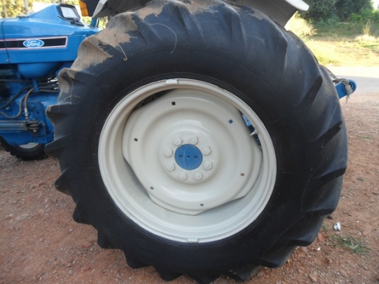 ขายแล้วรถไถฟอร์ด4000 เครื่อง3สูบ เพลาเดียว เก่านอกสวยมากรถเดิมๆ