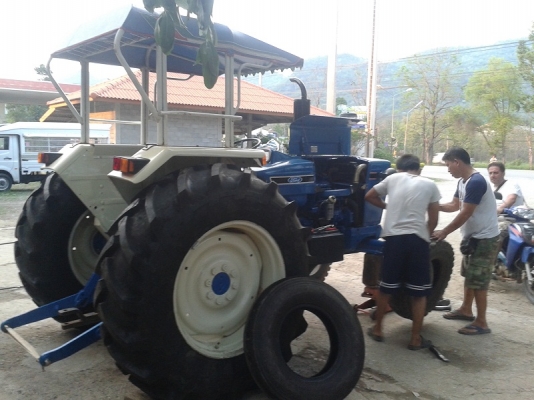 ขายแล้วรถไถฟอร์ด4000 เครื่อง3สูบ เพลาเดียว เก่านอกสวยมากรถเดิมๆ