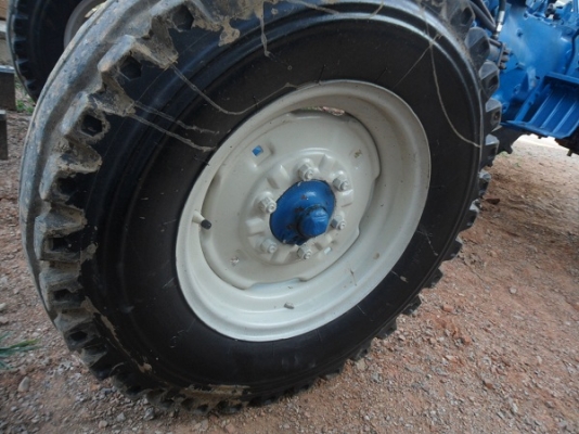 ขายแล้วรถไถฟอร์ด4000 เครื่อง3สูบ เพลาเดียว เก่านอกสวยมากรถเดิมๆ