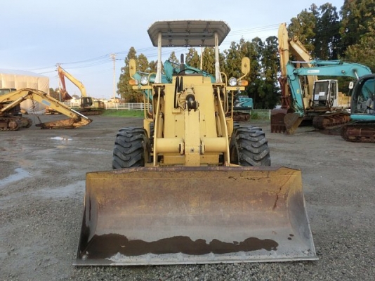 รถตักล้อยาง  510-14981  กรองเดี่ยว  สภาพสวย เดิมจากญี่ปุ่น ถึงไทยแล้ว รถจอดอยู่ที่ C.S. Motor หลักสี่  โทร.081-373-0559