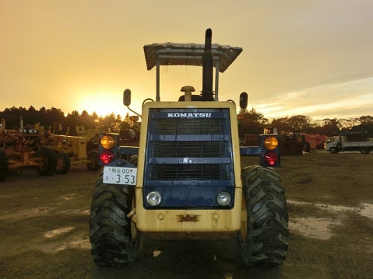 รถตักล้อยาง  510-14981  กรองเดี่ยว  สภาพสวย เดิมจากญี่ปุ่น ถึงไทยแล้ว รถจอดอยู่ที่ C.S. Motor หลักสี่  โทร.081-373-0559