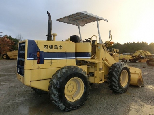 รถตักล้อยาง  510-14981  กรองเดี่ยว  สภาพสวย เดิมจากญี่ปุ่น ถึงไทยแล้ว รถจอดอยู่ที่ C.S. Motor หลักสี่  โทร.081-373-0559