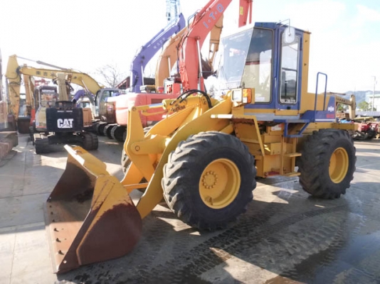 รถตักล้อยาง  WA150-1-30577  มีตู้เก๋ง  สภาพสวย ชั่วโมงใช้งานน้อย  เข้าไทยแล้ว  รถจอดอยู่ที่ C.S. Motor หลักสี่  โทร.081-373-0559