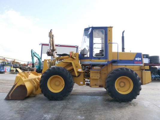 รถตักล้อยาง  WA150-1-30577  มีตู้เก๋ง  สภาพสวย ชั่วโมงใช้งานน้อย  เข้าไทยแล้ว  รถจอดอยู่ที่ C.S. Motor หลักสี่  โทร.081-373-0559