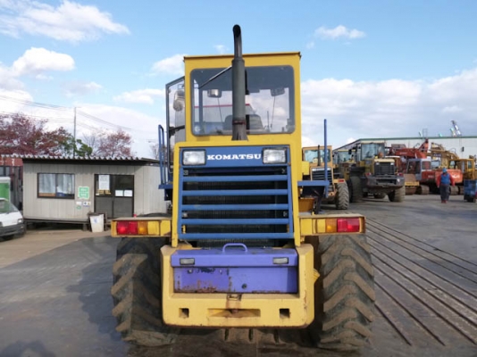 รถตักล้อยาง  WA150-1-30577  มีตู้เก๋ง  สภาพสวย ชั่วโมงใช้งานน้อย  เข้าไทยแล้ว  รถจอดอยู่ที่ C.S. Motor หลักสี่  โทร.081-373-0559