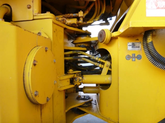 รถตักล้อยาง  WA150-1-30577  มีตู้เก๋ง  สภาพสวย ชั่วโมงใช้งานน้อย  เข้าไทยแล้ว  รถจอดอยู่ที่ C.S. Motor หลักสี่  โทร.081-373-0559