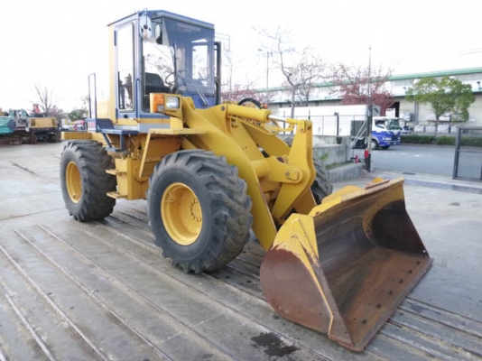 รถตักล้อยาง  WA150-1-30577  มีตู้เก๋ง  สภาพสวย ชั่วโมงใช้งานน้อย  เข้าไทยแล้ว  รถจอดอยู่ที่ C.S. Motor หลักสี่  โทร.081-373-0559