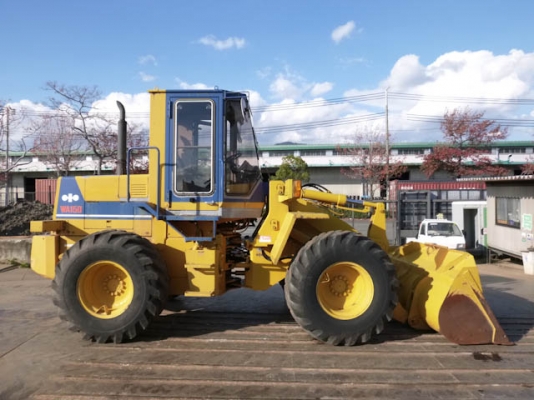 รถตักล้อยาง  WA150-1-30577  มีตู้เก๋ง  สภาพสวย ชั่วโมงใช้งานน้อย  เข้าไทยแล้ว  รถจอดอยู่ที่ C.S. Motor หลักสี่  โทร.081-373-0559