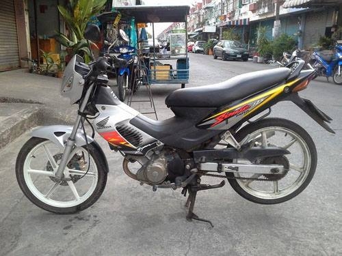 sonic ปี 46 รถบ้าน เครื่องเดิม เอกสารครบ(ที่ครอบไฟเลี้ยวเปลี่ยนให้แล้วจ้า) ราคาเร้าๆ