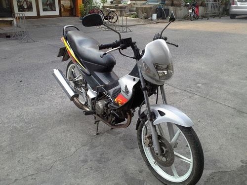 sonic ปี 46 รถบ้าน เครื่องเดิม เอกสารครบ(ที่ครอบไฟเลี้ยวเปลี่ยนให้แล้วจ้า) ราคาเร้าๆ