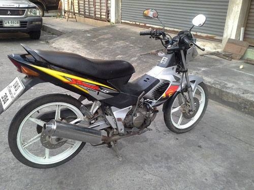 sonic ปี 46 รถบ้าน เครื่องเดิม เอกสารครบ(ที่ครอบไฟเลี้ยวเปลี่ยนให้แล้วจ้า) ราคาเร้าๆ