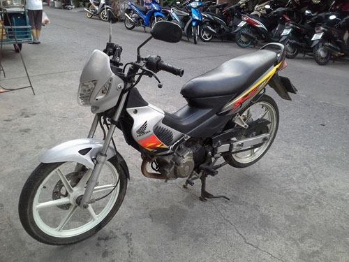 sonic ปี 46 รถบ้าน เครื่องเดิม เอกสารครบ(ที่ครอบไฟเลี้ยวเปลี่ยนให้แล้วจ้า) ราคาเร้าๆ