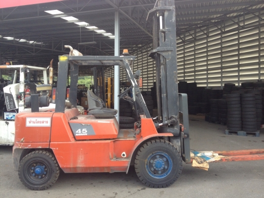 ฝากขายครับ รถยกนิสสัน 4.5 ตัน//****390,000****// เสาสูง 4.5 เมตร เครื่องดีเซล เกียร์ออโต้ ยางใหม่ 4 เส้น