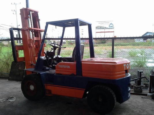 รถยกโตโยต้ารุ่น 5 น้ำหนักยก 4.5 ตัน เสาสูง 3 เมตร เครื่องดีเซล เกียร์ออโต้