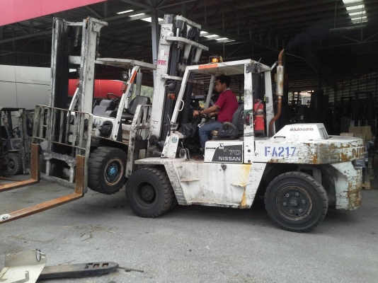 รถยกนิสสัน น้ำหนักยก 7 ตัน//***650,000***// เสาสูง 4.5 เมตร เครื่องดีเซล เกียร์ออโต้