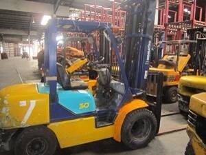 รถยกโคมัสสึรุ่น 12 น้ำหนักยก 3 ตัน เสาสูง 6 เมตร//****ราคาร้อนๆ 390,000****// เครื่องดีเซล เกียร์ออโต้