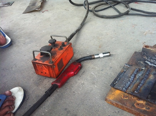 ขายเครื่องเชื่อมCo2 พร้อมตัวป้อนลวดเชื่อม และหัวเชื่อม ของญี่ปุ่นมือสอง