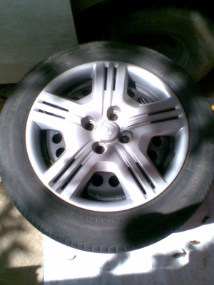 ต้องการขายล้อกระทะพร้อมยางมีฝาตบ  ยาง175/65/15 ปี10