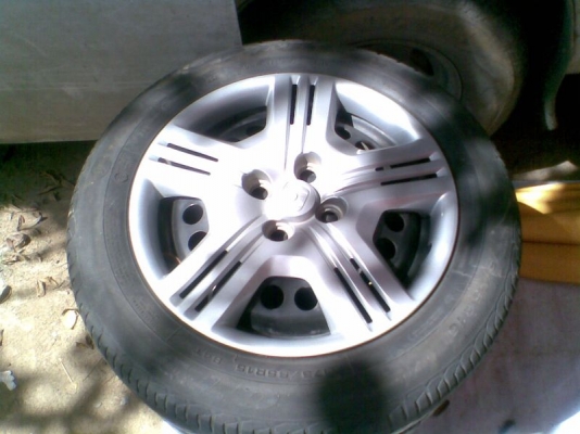 ต้องการขายล้อกระทะพร้อมยางมีฝาตบ  ยาง175/65/15 ปี10