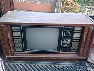 ขาย TV รุ้นเก่า มีประตู ราคา 2700