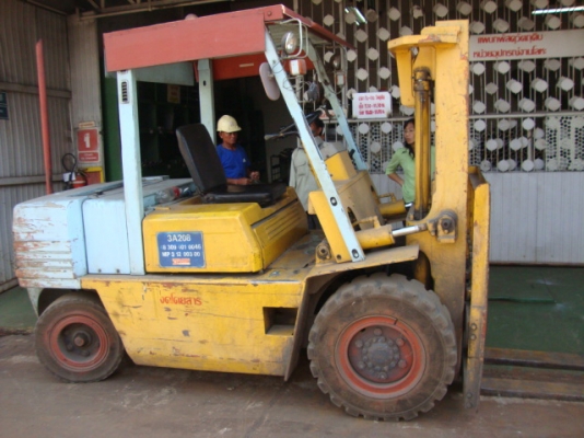 ขายรถโฟล์คลิฟท์  KOMATSU  FD40-5  เครื่องยนต์ดีเซล  เกียร์ออโตเมติค  เสาสูง  3  เมตร  ยางตัน