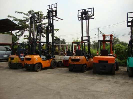 ขายรถโฟล์คลิฟท์  KOMATSU  FD40-5  เครื่องยนต์ดีเซล  เกียร์ออโตเมติค  เสาสูง  3  เมตร  ยางตัน