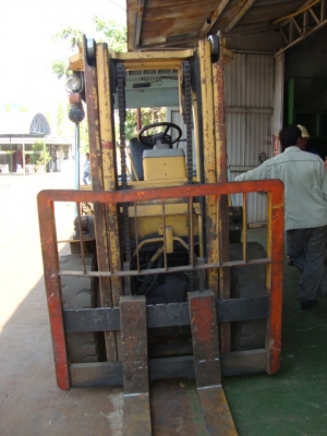 ขายรถโฟล์คลิฟท์  KOMATSU  FD40-5  เครื่องยนต์ดีเซล  เกียร์ออโตเมติค  เสาสูง  3  เมตร  ยางตัน