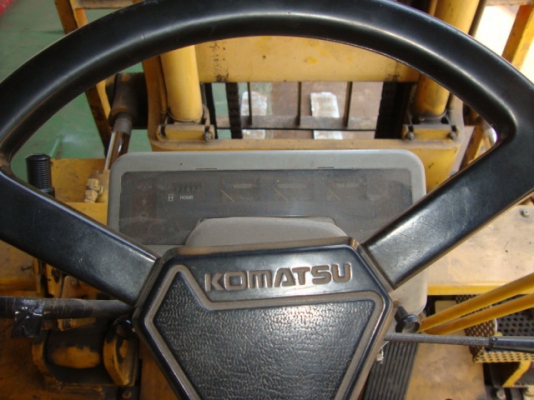 ขายรถโฟล์คลิฟท์  KOMATSU  FD40-5  เครื่องยนต์ดีเซล  เกียร์ออโตเมติค  เสาสูง  3  เมตร  ยางตัน