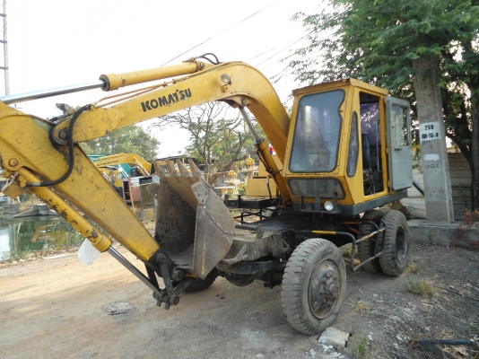 ขายรถแมคโครPW60-1 สภาพพร้อมใช้ 2เพลา สนใจติดต่อ บอย 085-156-2314