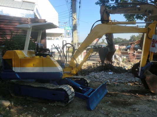 รถแบคโฮ ยี่ห้อโคมัสสุ PC30 รุ่น 2 สภาพพร้อมใช้งาน