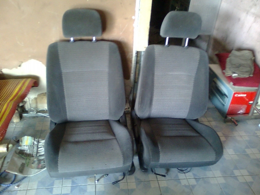 เบาะผ้ากำมะหยี่ 1 คู่ ฟอกแล้ว สภาพดีพร้อมรางใส่ฟรี 2500 บาท