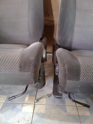 เบาะผ้ากำมะหยี่ 1 คู่ ฟอกแล้ว สภาพดีพร้อมรางใส่ฟรี 2500 บาท