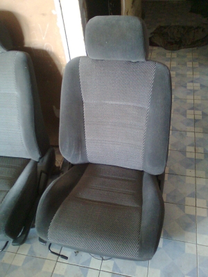 เบาะผ้ากำมะหยี่ 1 คู่ ฟอกแล้ว สภาพดีพร้อมรางใส่ฟรี 2500 บาท