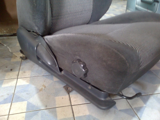 เบาะผ้ากำมะหยี่ 1 คู่ ฟอกแล้ว สภาพดีพร้อมรางใส่ฟรี 2500 บาท