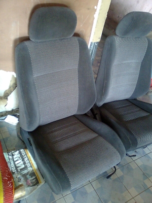 เบาะผ้ากำมะหยี่ 1 คู่ ฟอกแล้ว สภาพดีพร้อมรางใส่ฟรี 2500 บาท