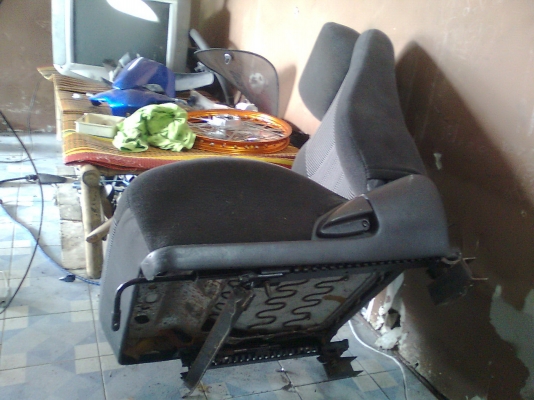 เบาะผ้ากำมะหยี่ 1 คู่ ฟอกแล้ว สภาพดีพร้อมรางใส่ฟรี 2500 บาท