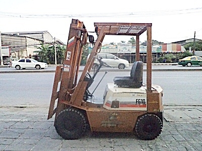 ขายรถยกโคมัสสึ 1 ตัน รุ่น14  เครื่องเบนซิน  กระบอกคู่  เสาสูง 3 เมตร ยางตันใหม่ 4 ล้อ  พวงมาลัยเพาเว่อร์  สีเดิมจากนอก นำเข้าจากญี่ปุ่น ใช้งานได้ทันที