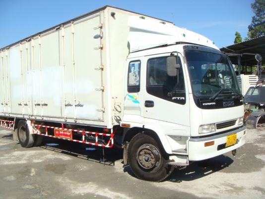 ISUZU-DAGA-FTR-200HP-6-ล้อตู้-10-บานไม่มี-เสากลาง