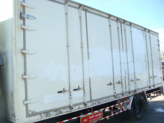 ISUZU-DAGA-FTR-200HP-6-ล้อตู้-10-บานไม่มี-เสากลาง