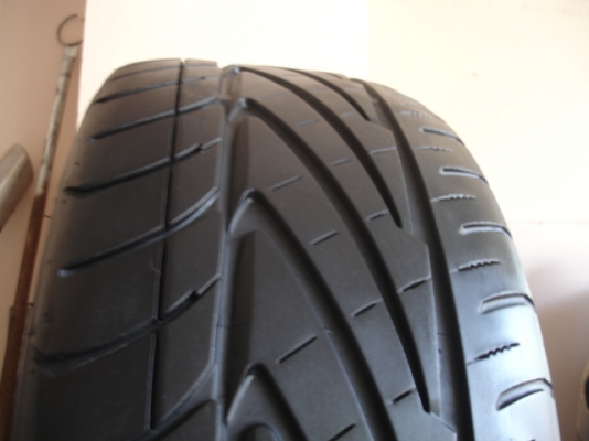 ยางnitto neogen 215 45 17ปี11 ดอกหนาๆ1คู่อีกคู่ดอกปานกลาง