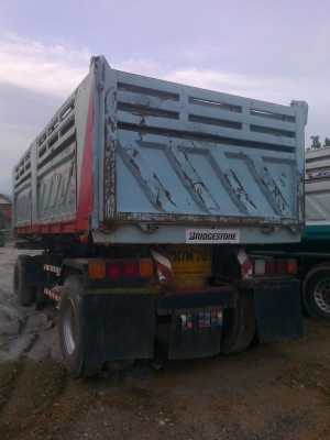 ขายห่าง สามมิต 2 เพลา  ปี 44  สนใจติดต่อ 081 - 6079515