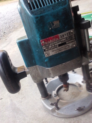 เครื่องเร้าเตอร์งานไม้ MAKITA ใช้สำหรับงานขึ้นรูปต่างๆ มีดอกเร้าเตอร์ให้ 1 ดอก(มีVDOทดสอบให้ฟังเสียง)