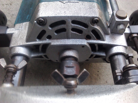 เครื่องเร้าเตอร์งานไม้ MAKITA ใช้สำหรับงานขึ้นรูปต่างๆ มีดอกเร้าเตอร์ให้ 1 ดอก(มีVDOทดสอบให้ฟังเสียง)